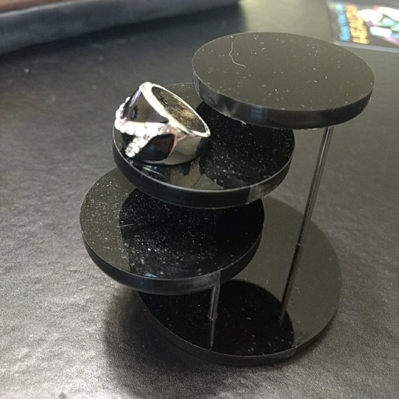 Black enamel ring with rhinestones Size 6 - Picture 4 of 7